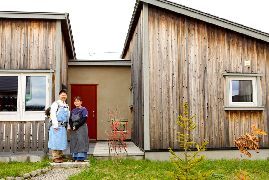 旭岳の絶景を望む、一棟貸しの宿。暮らすように泊まる〈Villa ニセウコロコロ〉|北海道・道北におでかけ|おでかけコロカル