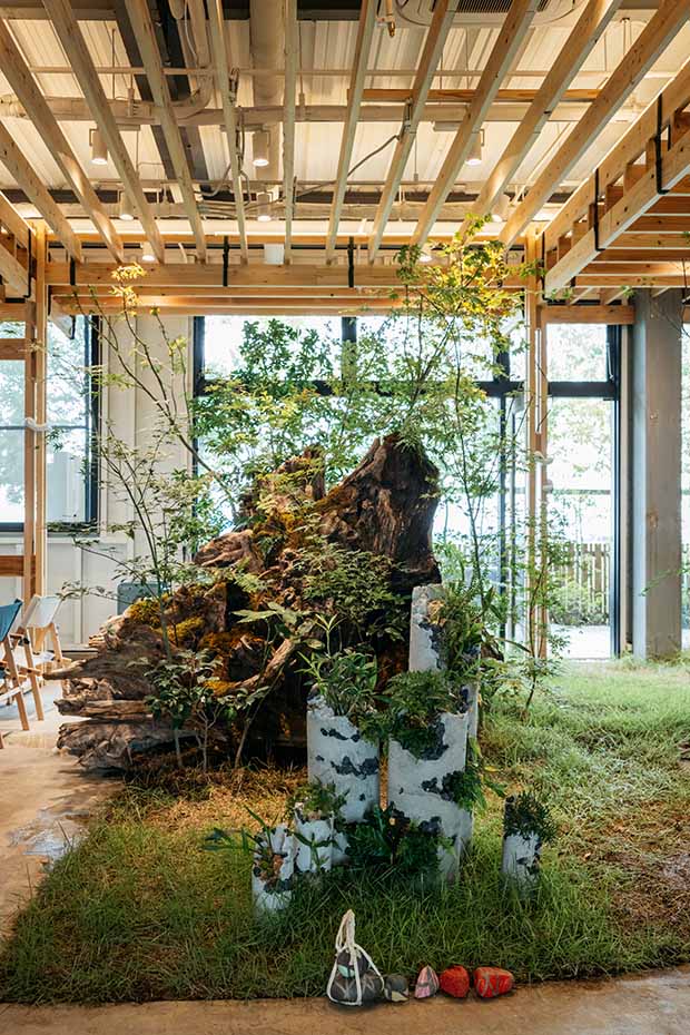 巨大な流木は、〈西海園芸〉の庭師・⼭⼝陽介さんによって植栽され、新たな息吹が注ぎ込まれた。