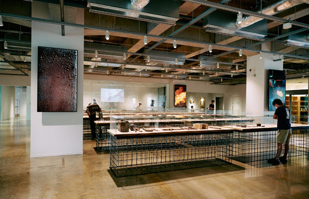 〈鍛冶ミュージアム〉は図書スペースから一体となるようデザインされた開放的な空間。板を張らず、ダクトや配線を剥き出しにした天井や、コンクリートを前面に出した床など、鍛冶の工場（こうば）をイメージしてデザインされているそう。