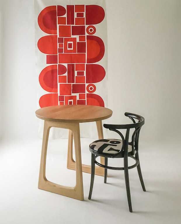 今年100歳を迎えるアーティスト、柚木沙弥郎の図案をテキスタイル張り布に用いた「第七號椅子」のコーディネート。　Photo: Masayuki Hayashi