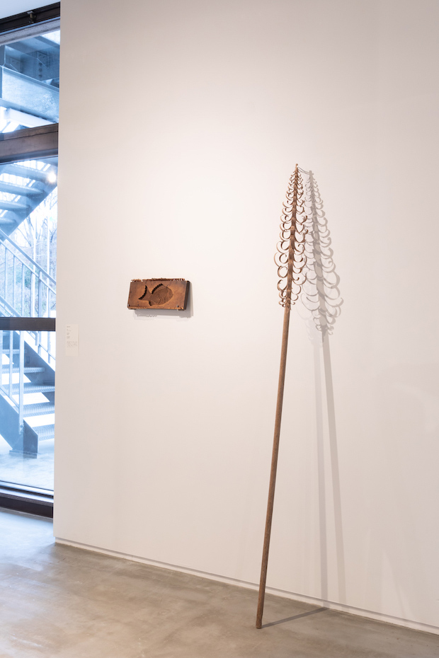 借家に残されていたという雪かきスコップの柄にも「ケズリカケ」が施され、枝葉のようにも見えます。提供者の長男は、これを「秋田竿燈まつり」で掲げる竿燈に見立てたのだそう。