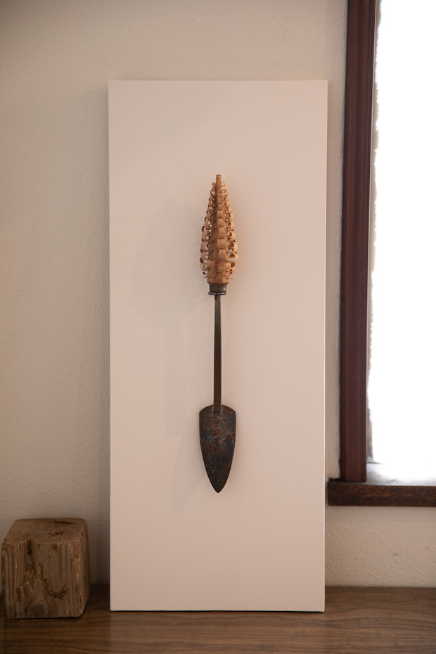 〈交点〉のマスターの祖父母が暮らした家屋に残されていたというコテアイロンの柄に施された「ケズリカケ」。モノの物語を店主に聞いてみることも楽しみのひとつです。