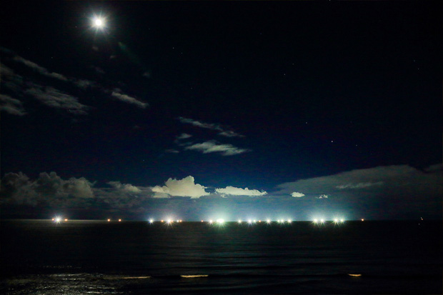 ときには富山湾に浮かぶ漁火が見られることも