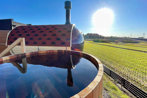 サウナは樽のような丸い形をしたバレルサウナ