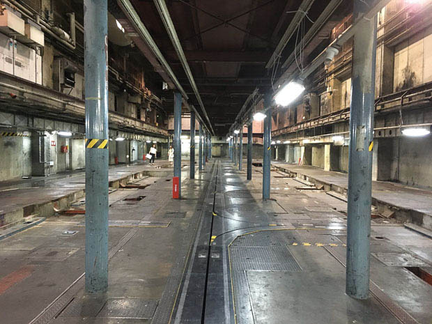 京都新聞ビル 地下1階。