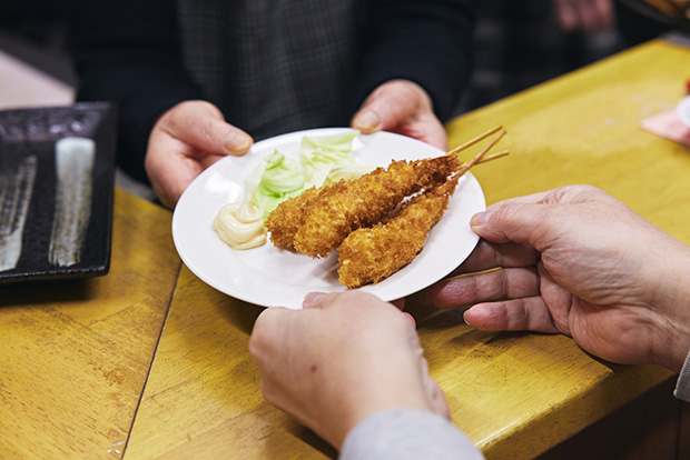 常連客にも人気の「エビ串」。