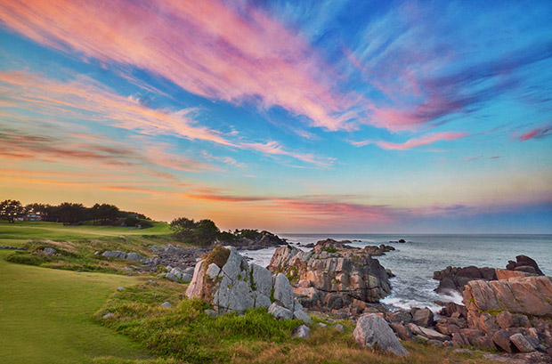 太陽や月の光によって違った表情を見せる＜種差天然芝生地＞